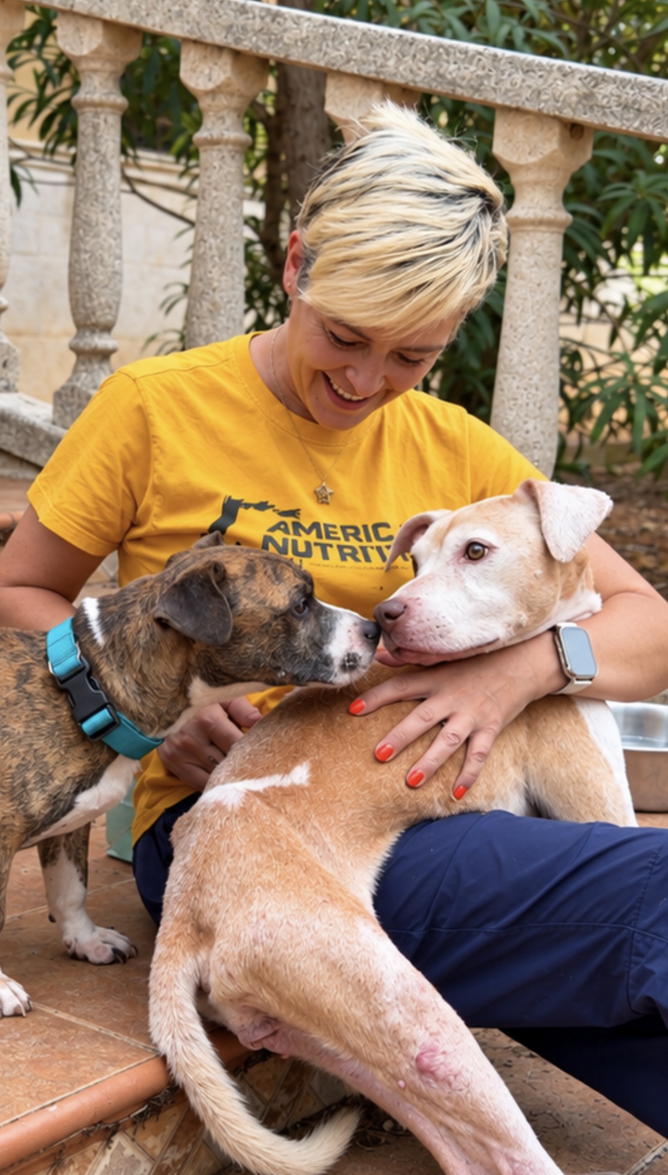 ラ・カサ・グランデで2頭の犬と過ごすアンパロ